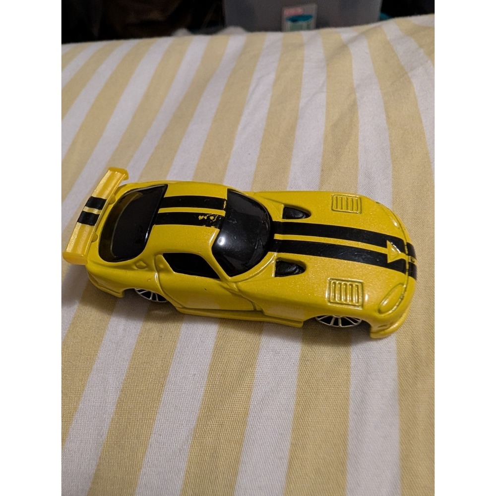 Maisto 1998 Dodge Viper GT2 Chrysler Group 2009 Yellow 1:64 Diecast Car